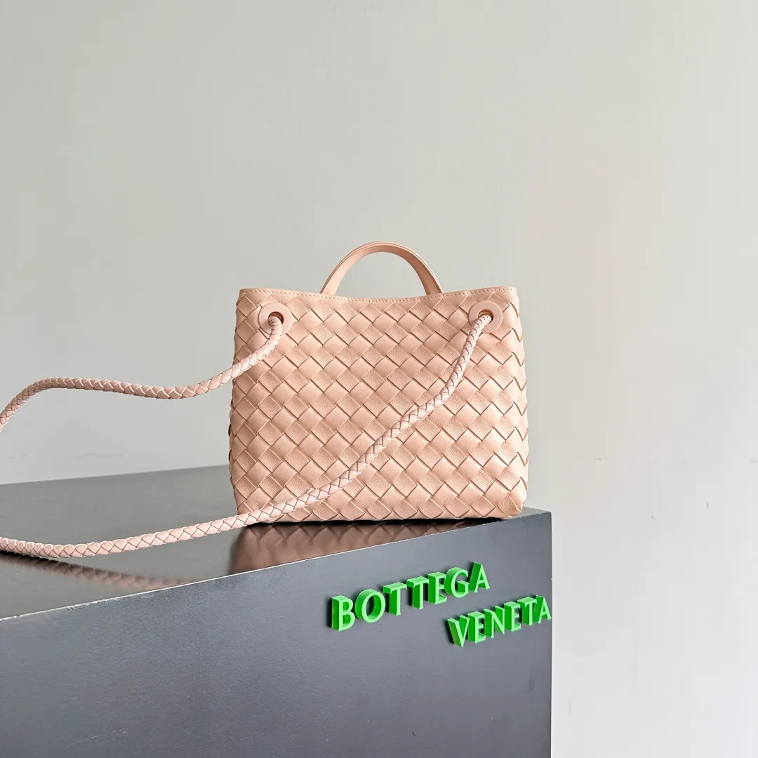 The new Andiamo batch of 3060 BV is shipped‼ ️The classic intercciato weaving process is used to create a soft bag, the metal knot is made of micro-cast aluminum using jewelry technology🪢, and the decorative beads are made of metal and hand-polished oak, allowing you to jump repeatedly between elegance and fun💃, making it unpredictable. Classic and versatile, it shows off your temperament, and the bag has a large capacity, making it very convenient for daily commuting! It has a variety of carrying methods, the shoulder straps can be adjusted by yourself, the original lambskin feels soft and delicate, and the unisex style breaks gender boundaries and brings a more practical and long-lasting use experience. The Andiamo, which has both elegant and casual styles, perfectly interprets the "fashionable old money style". Style number: 743568+wood hardware Color: Lotus root powder Size: 25*22*10.5cm